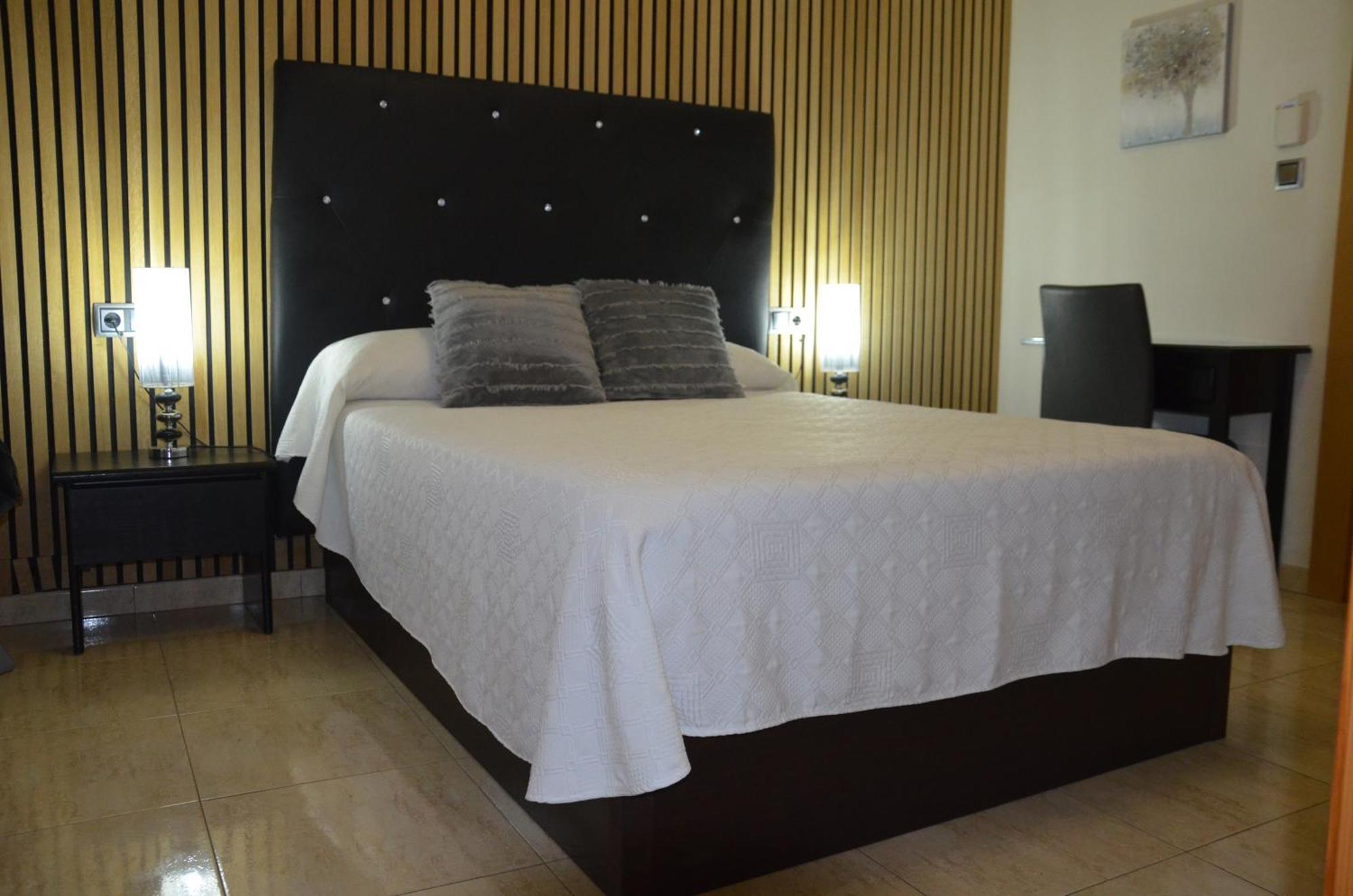 Hostal Mont Royal Alicante Buitenkant foto